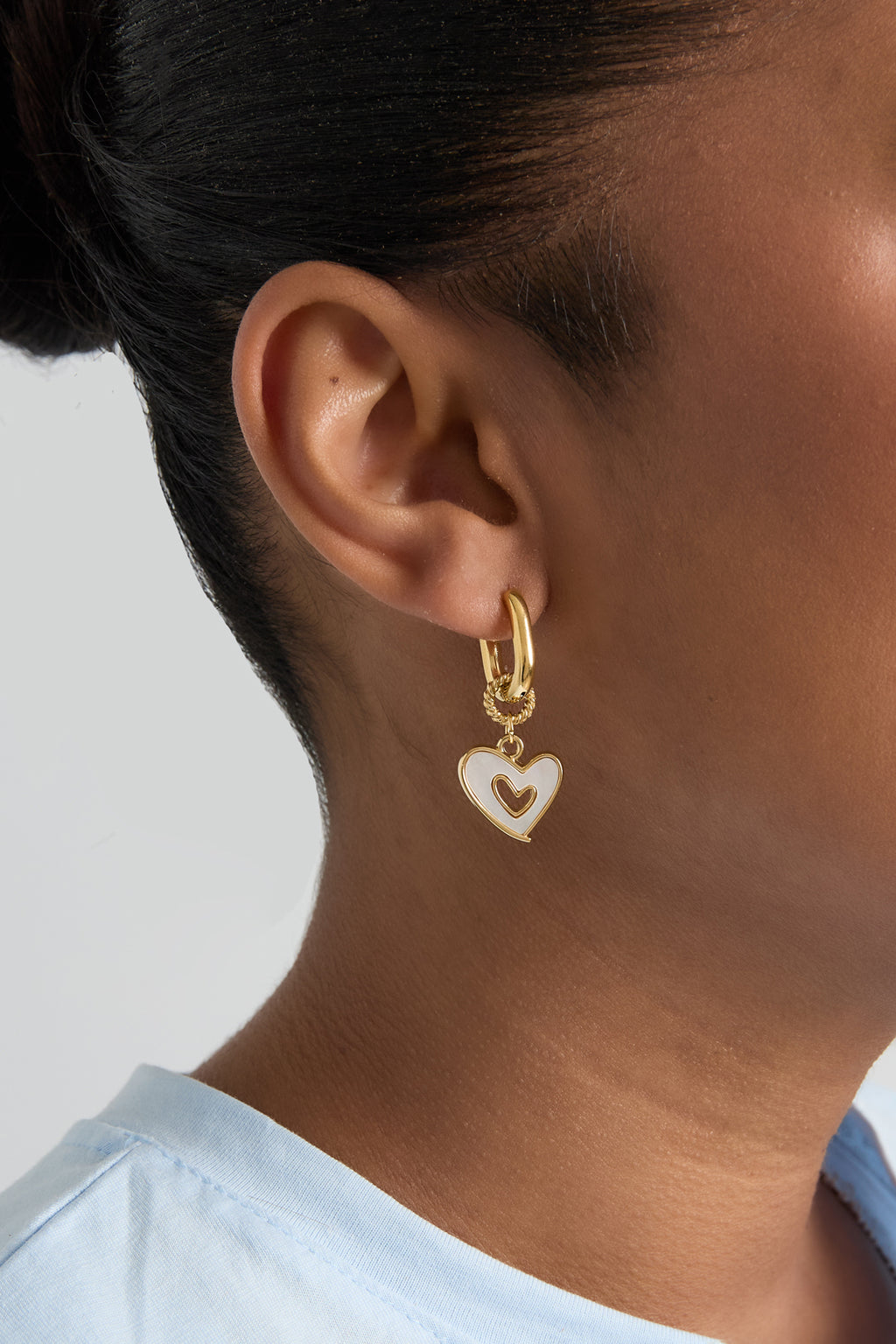 Boucles d'oreilles ovales avec des cœurs pendants en nacre