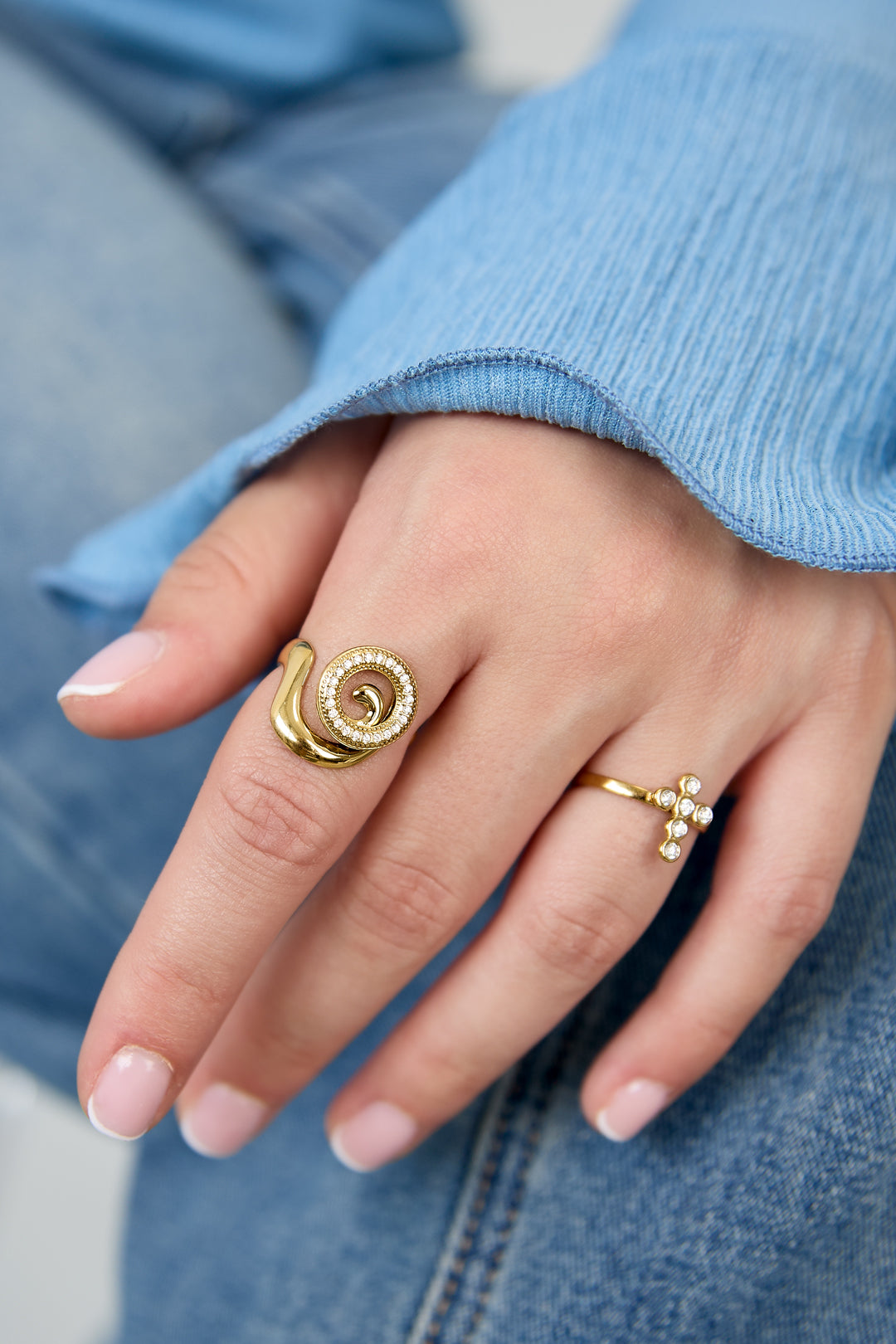 Bague imposante en forme de coquillage spirale ornée de pierres
