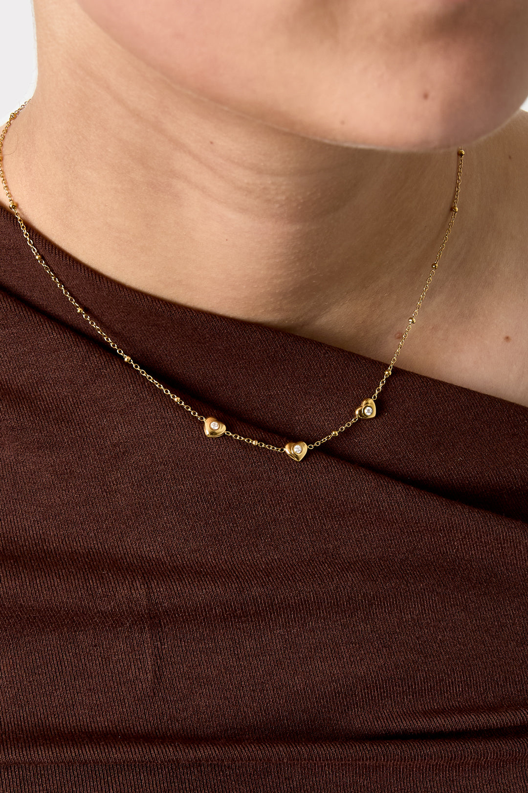 Collier de perles et de cœurs ornés de pierres
