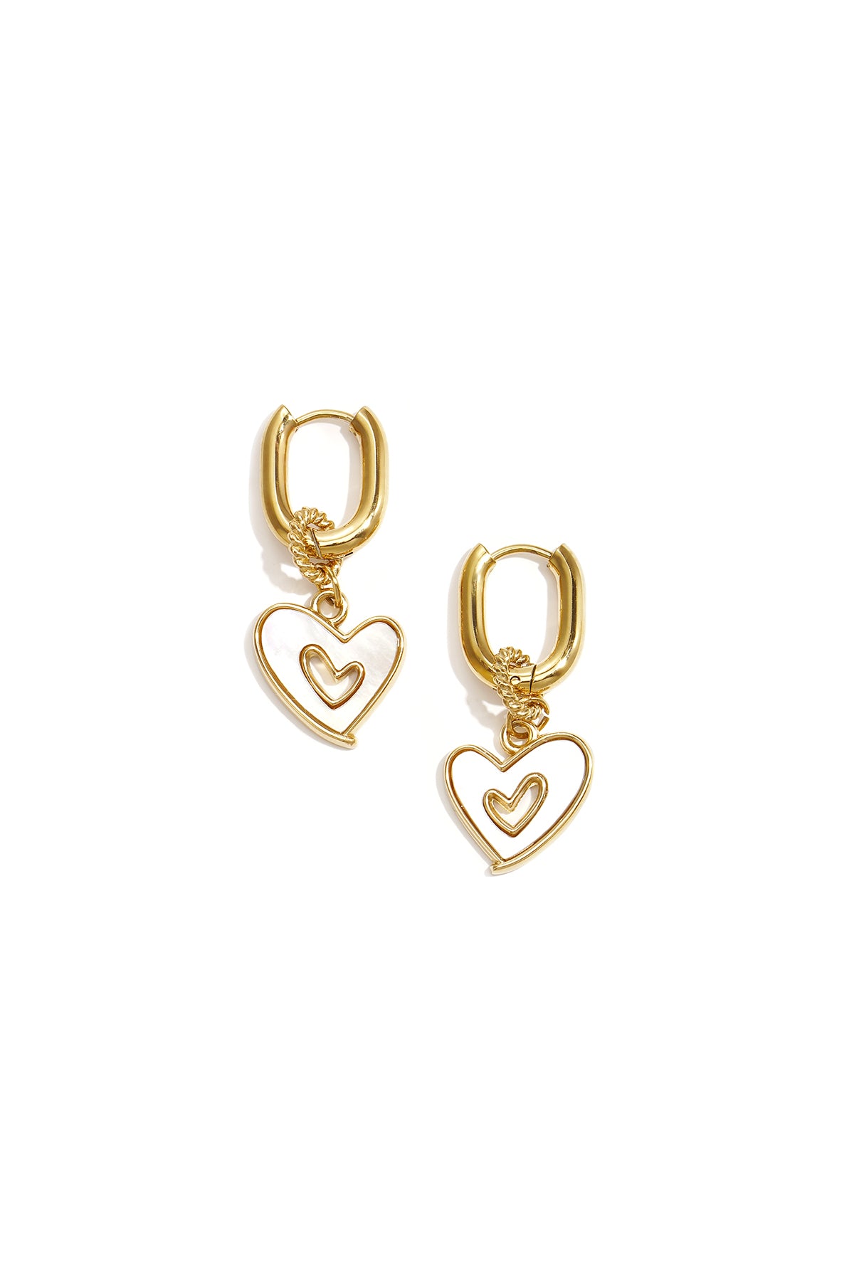 Boucles d'oreilles ovales avec des cœurs pendants en nacre