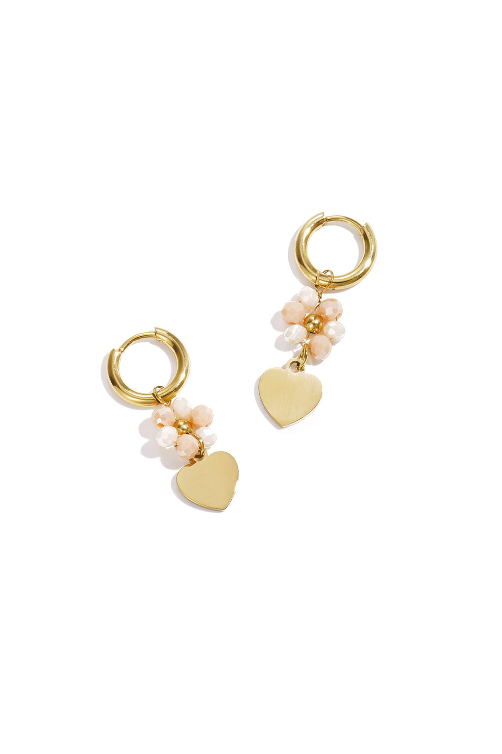 Boucles d'oreilles avec un cœur sur une fleur perlée
