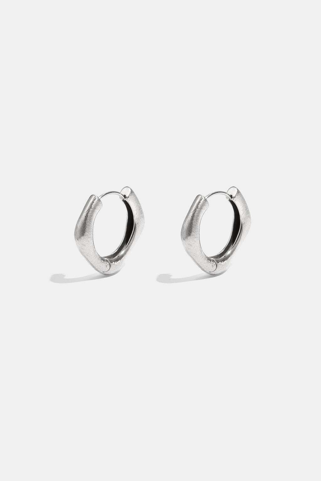 Boucles d'oreilles créoles aux bords arrondis et de forme carrée