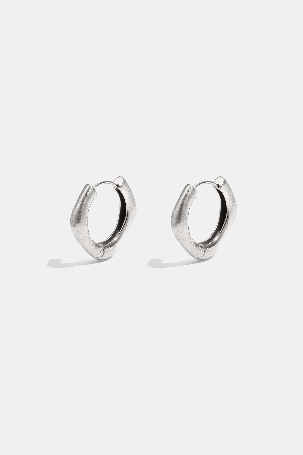 Boucles d'oreilles créoles aux bords arrondis et de forme carrée