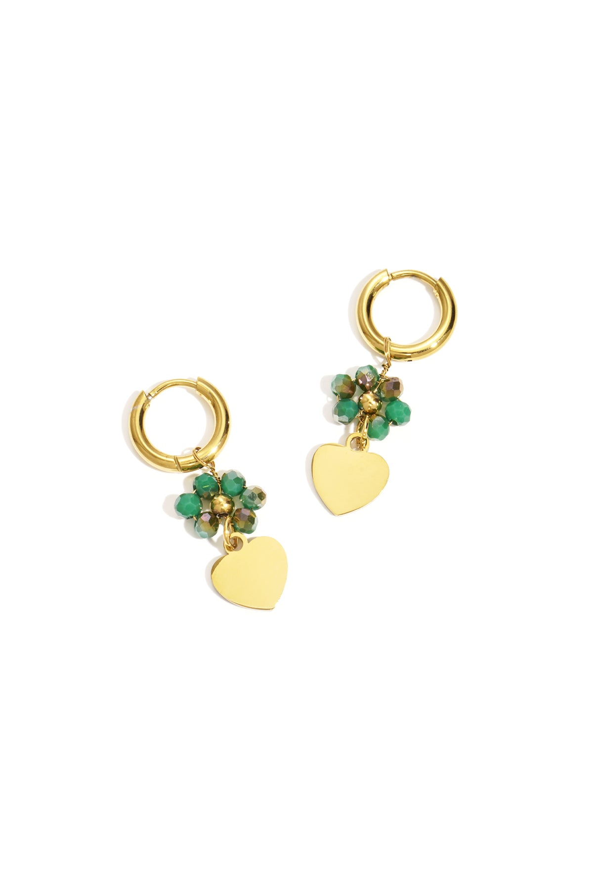 Boucles d'oreilles avec un cœur sur une fleur perlée