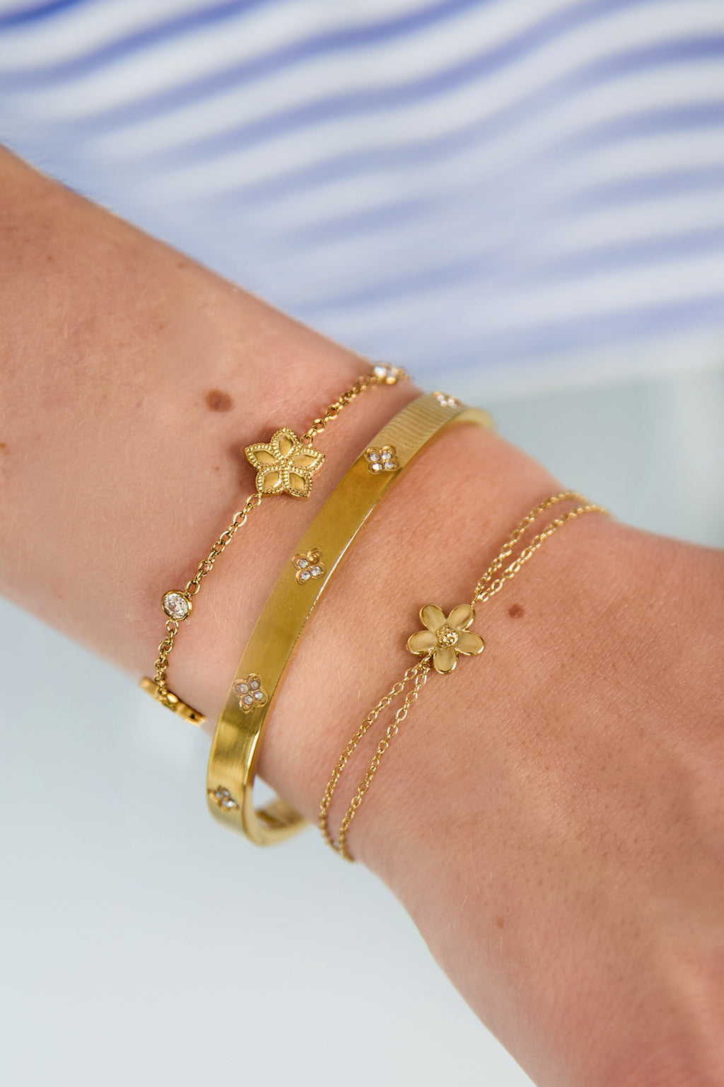 Bracelet à double chaîne et petite fleur