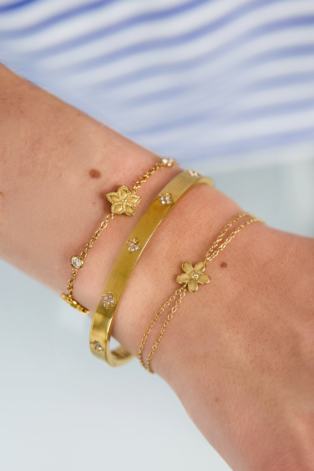 Bracelet à double chaîne et petite fleur