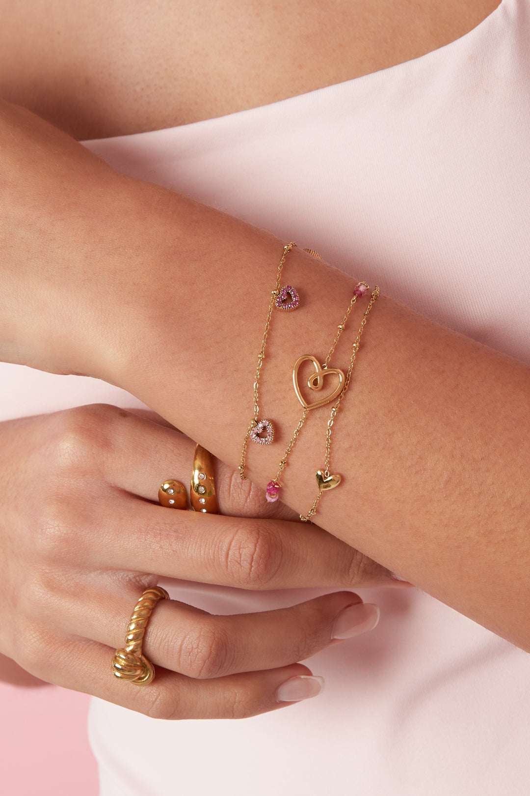Bracelet orné de pierres roses en forme de cœur