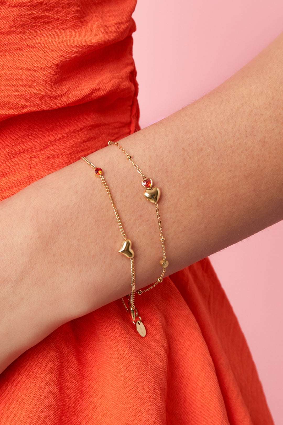 Bracelet orné de cœurs, de pierres colorées