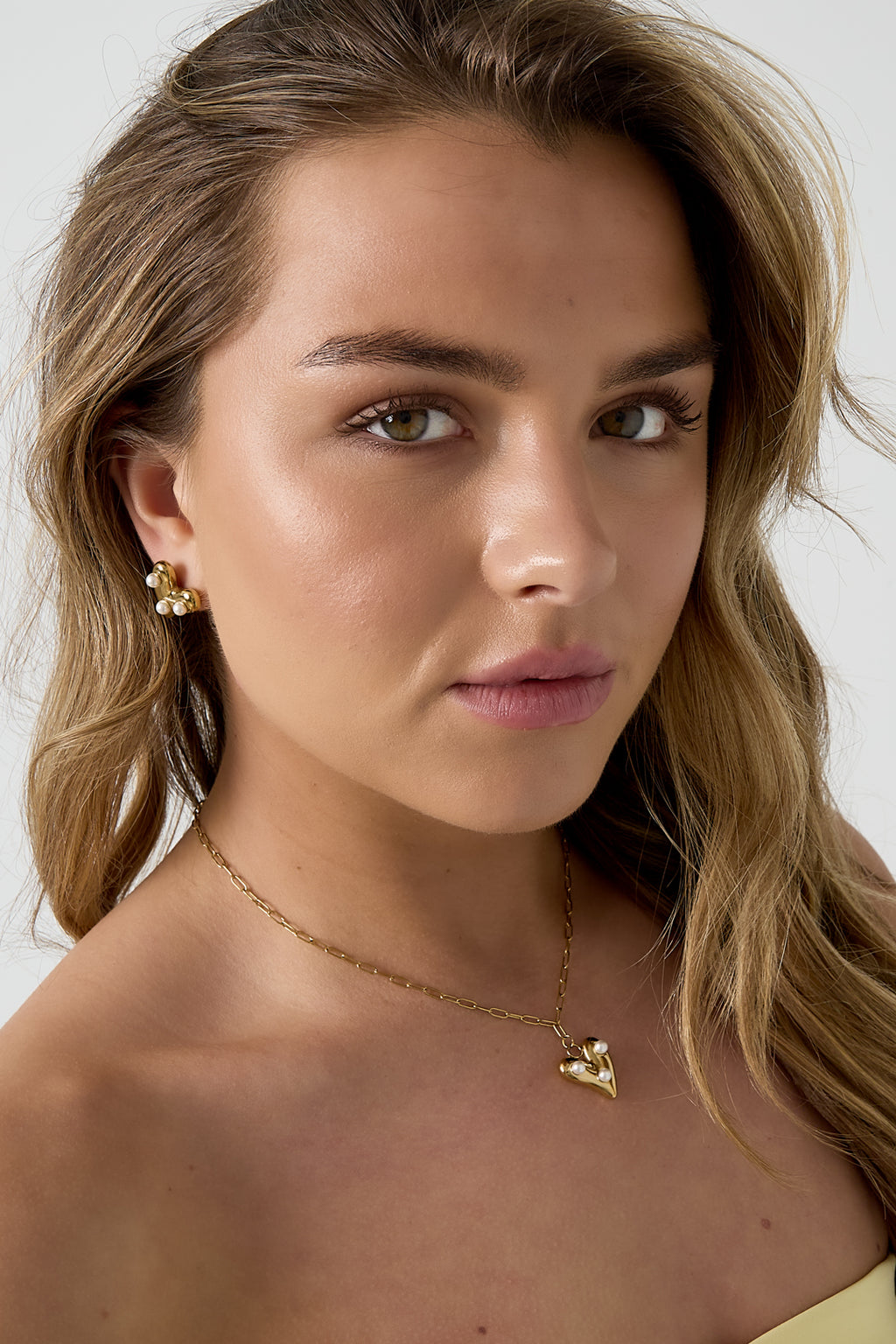 Collier avec cœur suspendu et perles