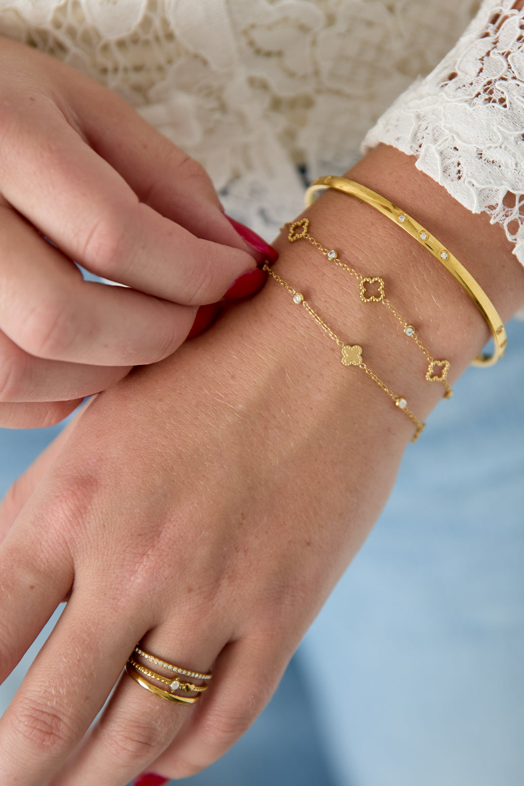 Bracelet orné de trèfles et de pierres rondes en oxyde de zirconium.