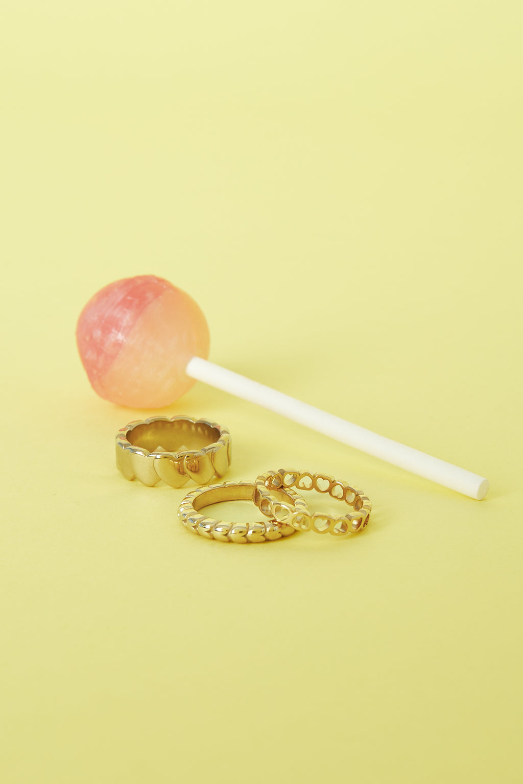 Bague en forme de cœur répétitive