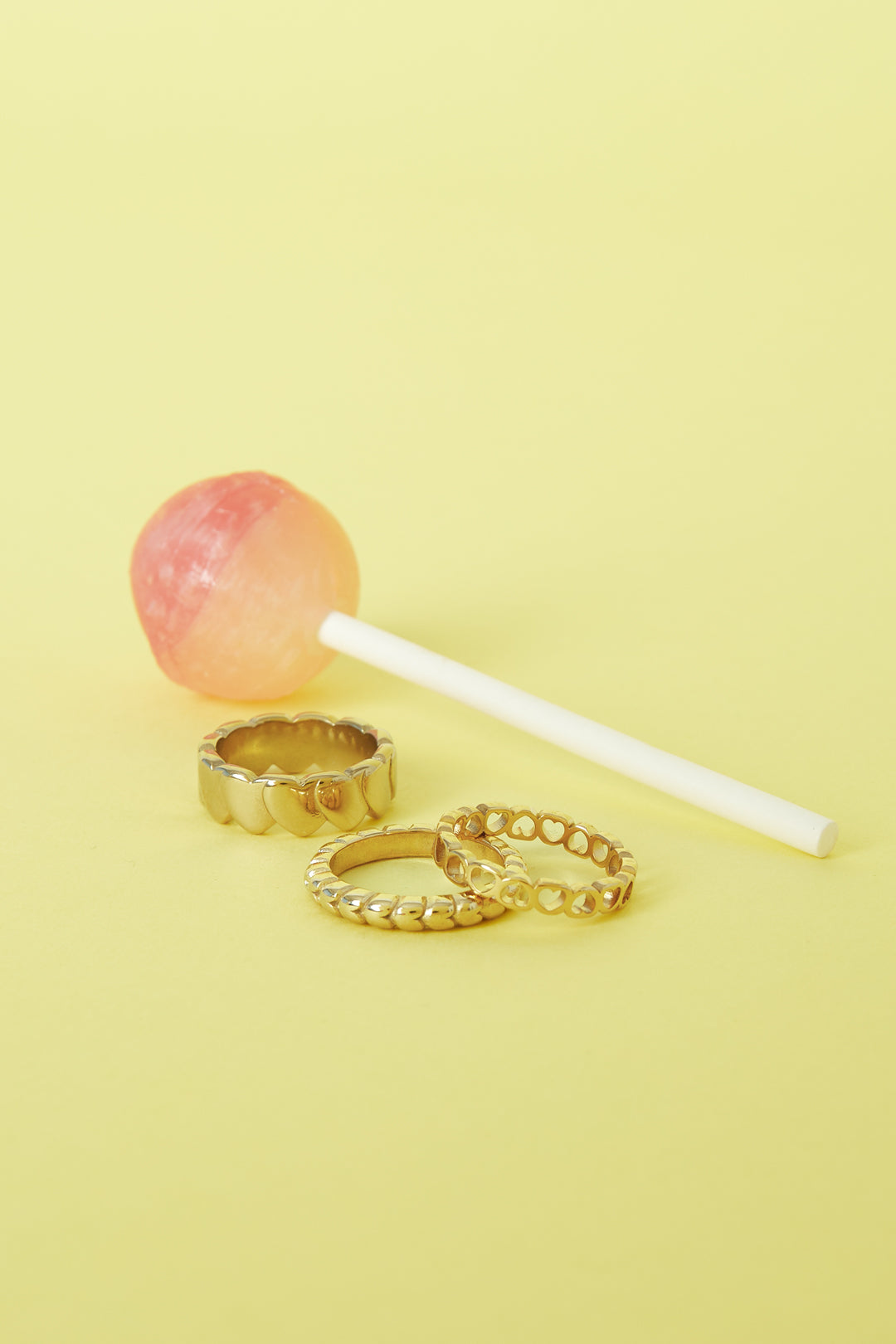 Bague en forme de cœur répétitive