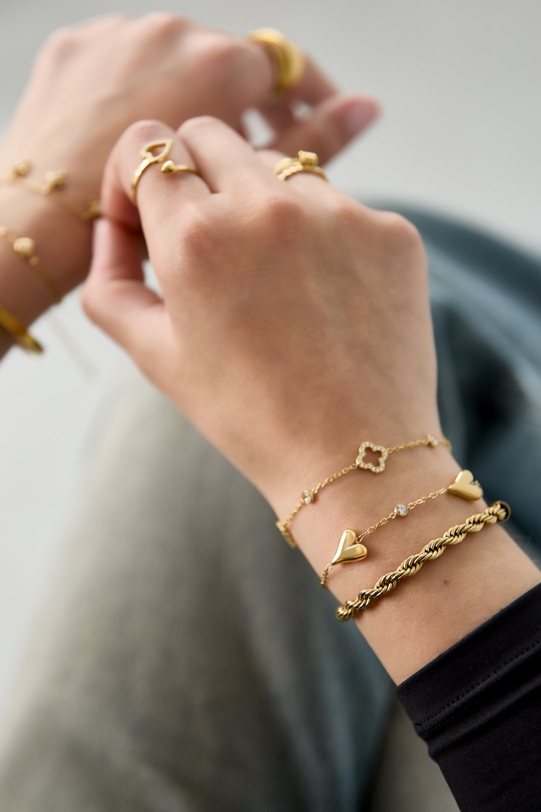 Bracelet orné de trois cœurs massifs et de pierres.