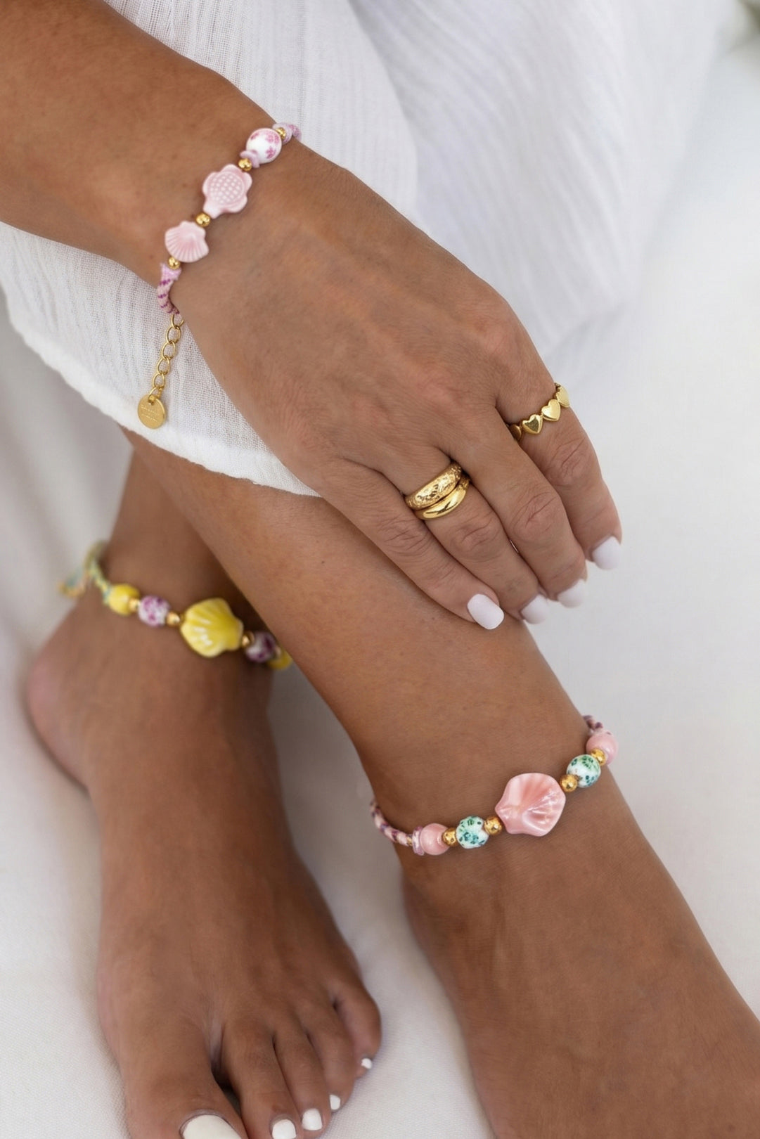 Bracelet de cheville en corde orné de coquillages et de perles