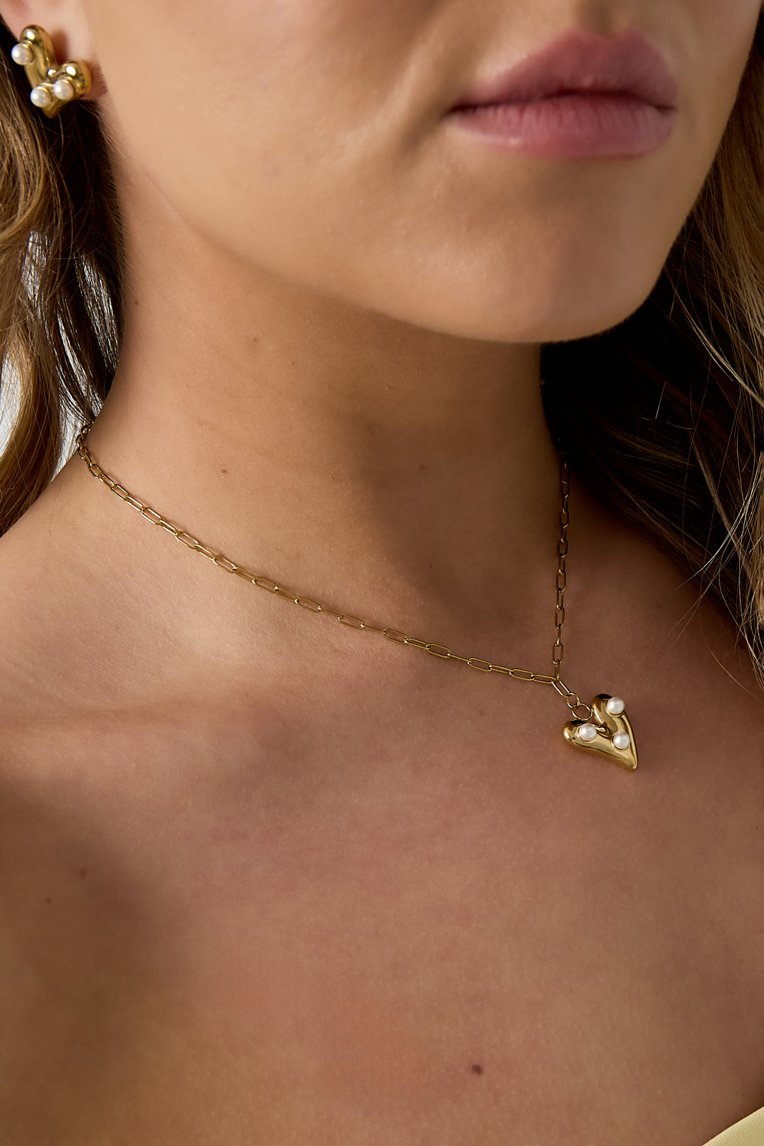 Collier avec cœur suspendu et perles
