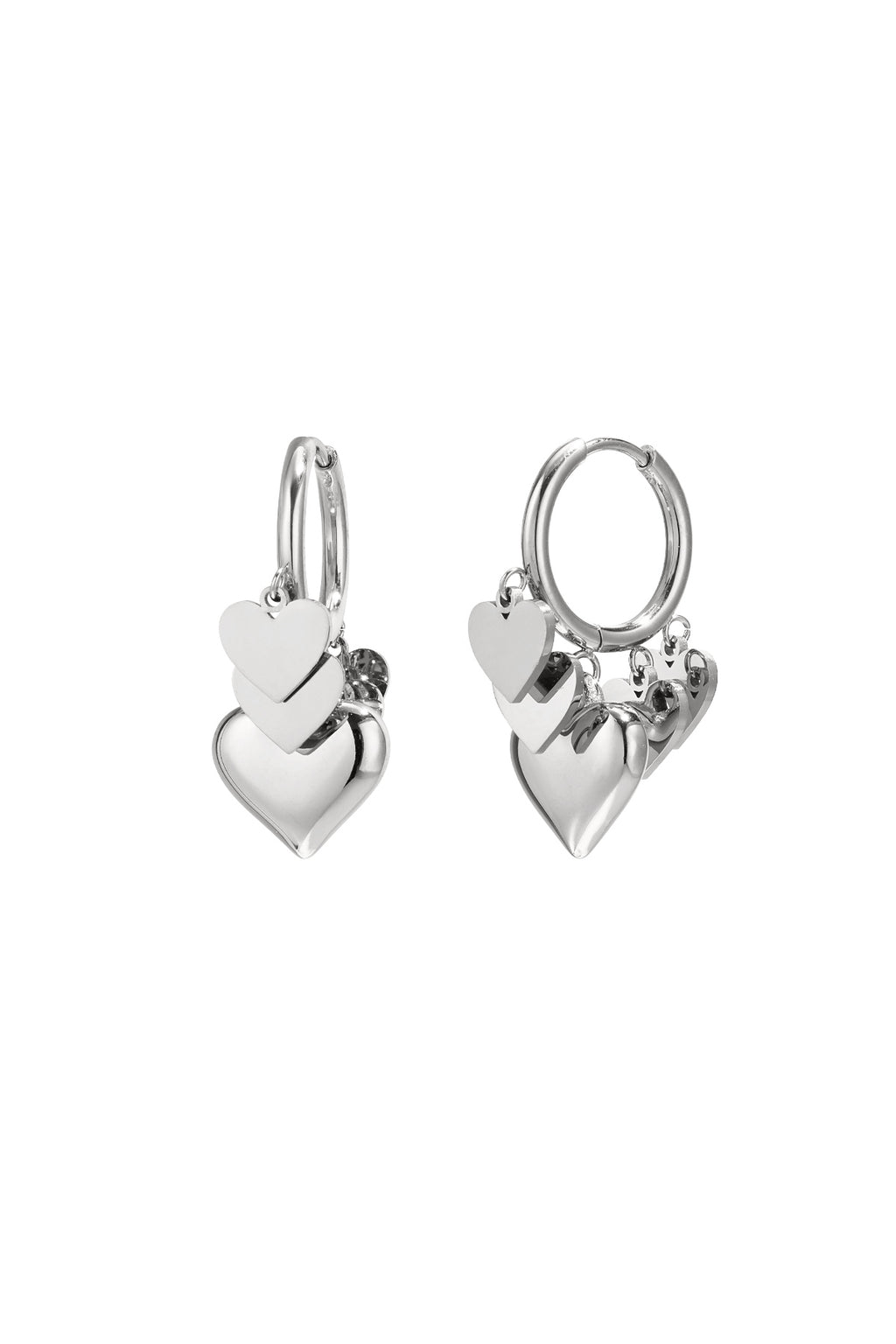 Boucles d'oreilles avec des pendentifs en forme de cœur de différentes tailles