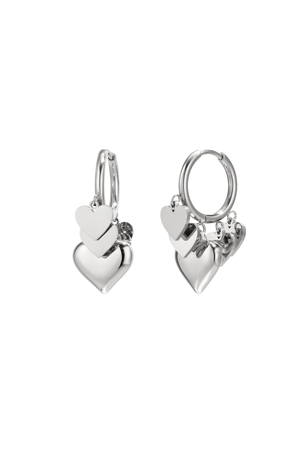 Boucles d'oreilles avec des pendentifs en forme de cœur de différentes tailles