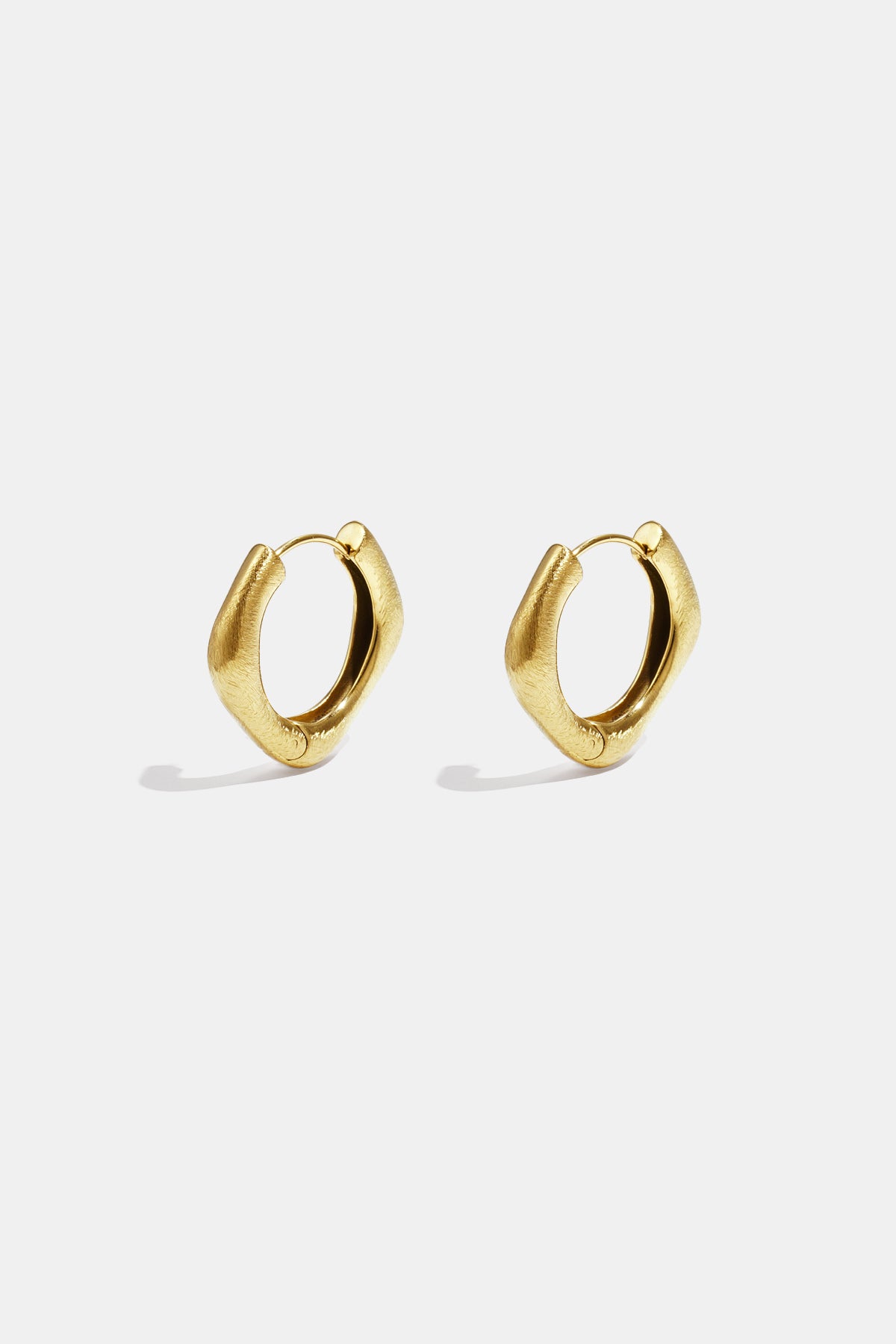 Boucles d'oreilles créoles aux bords arrondis et de forme carrée