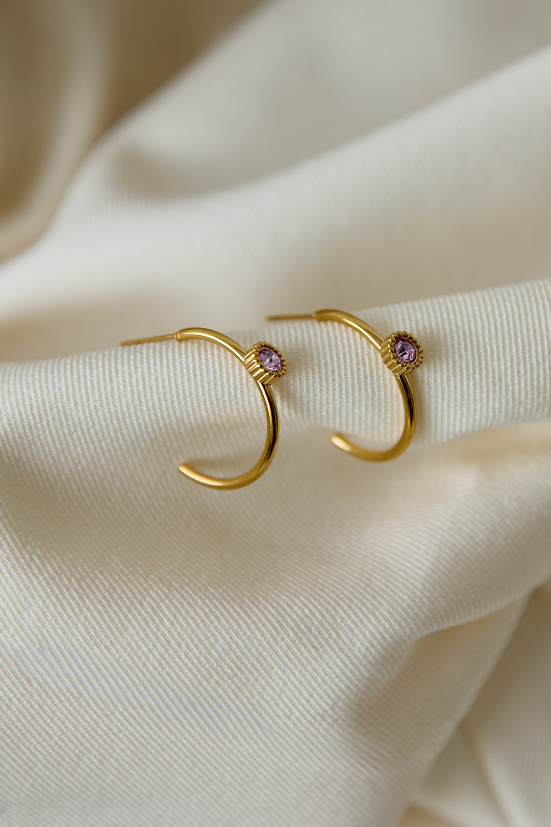 Boucles d'oreilles créoles avec pierre ronde