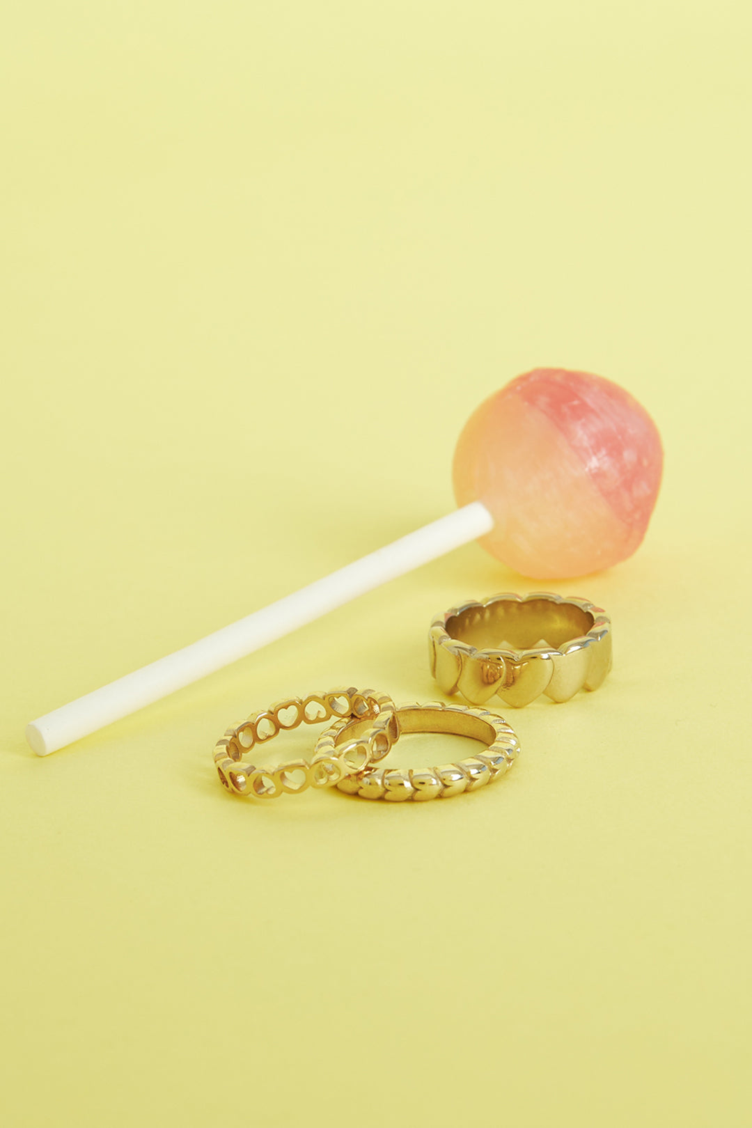 Bague ornée d'une rangée de cœurs vides