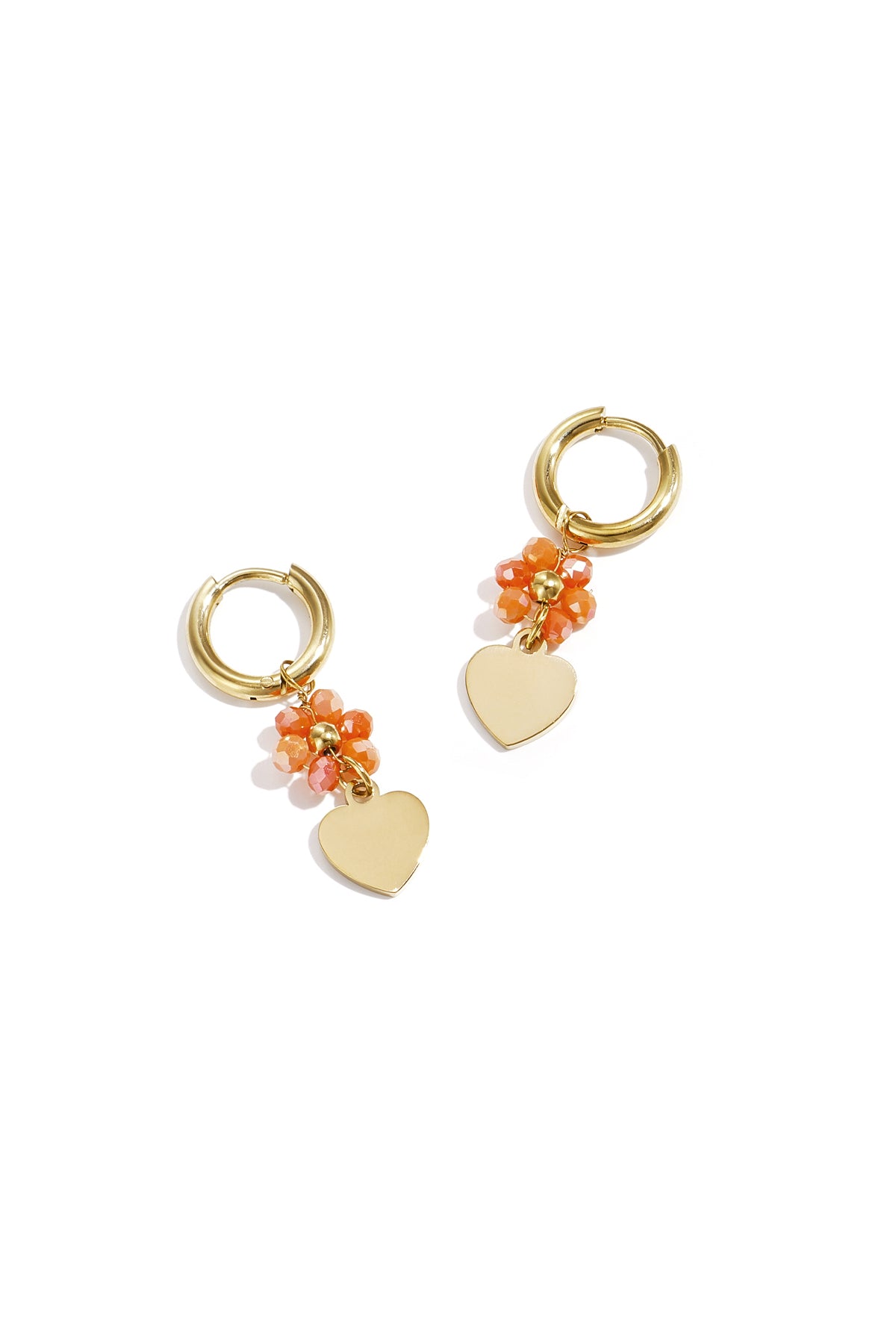 Boucles d'oreilles avec un cœur sur une fleur perlée