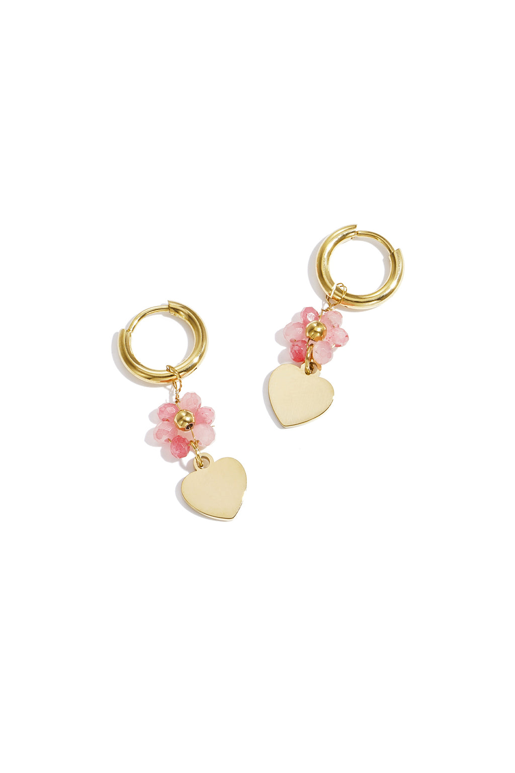 Boucles d'oreilles avec un cœur sur une fleur perlée
