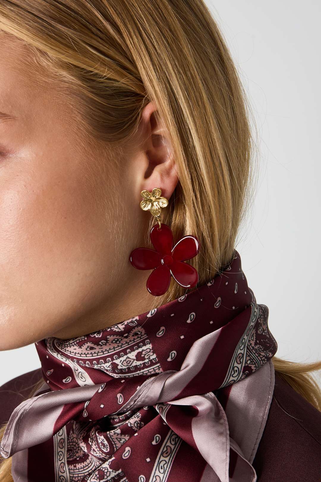 Boucles d'oreilles pendantes en acrylique, motif floral, collection luxueuse pour femmes, idéales pour les fêtes et les réunions.