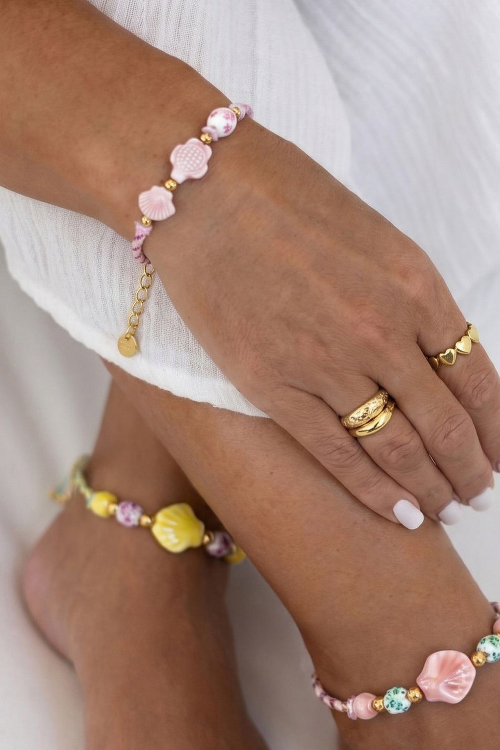 Bracelet orné de perles en forme de tortue et de coquillage et d'un motif de corde