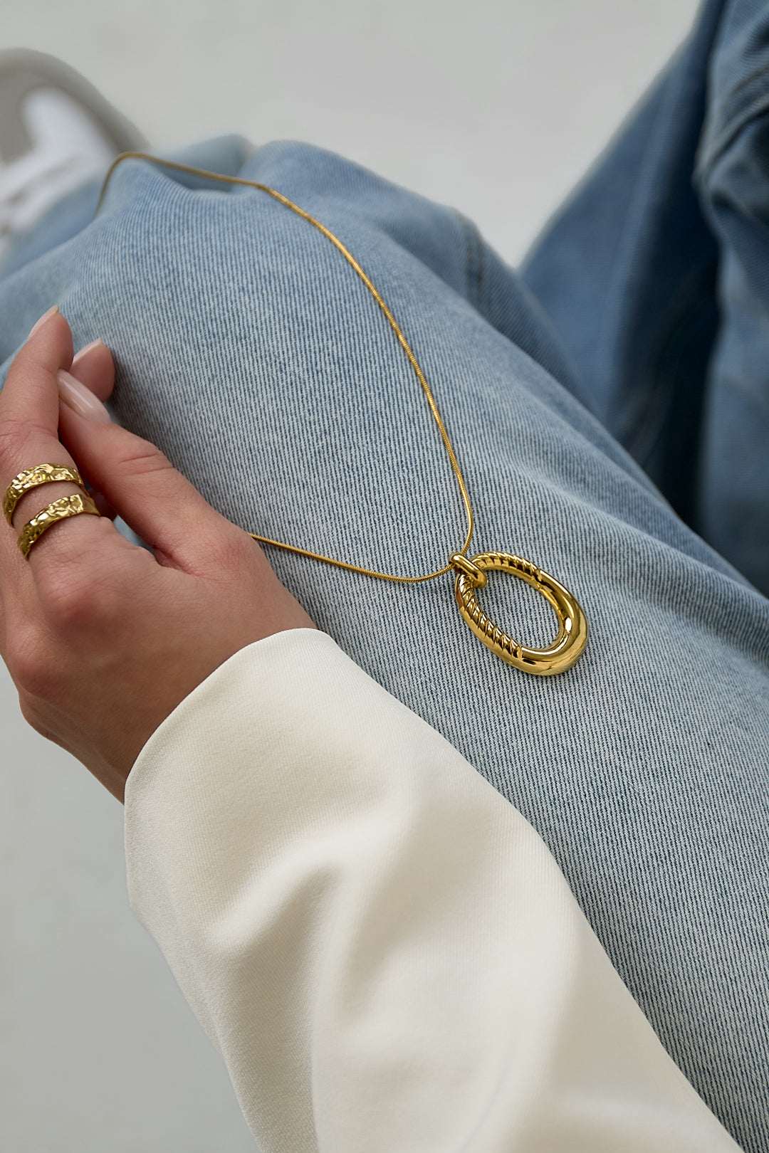 Long collier avec pendentif ovale rayé