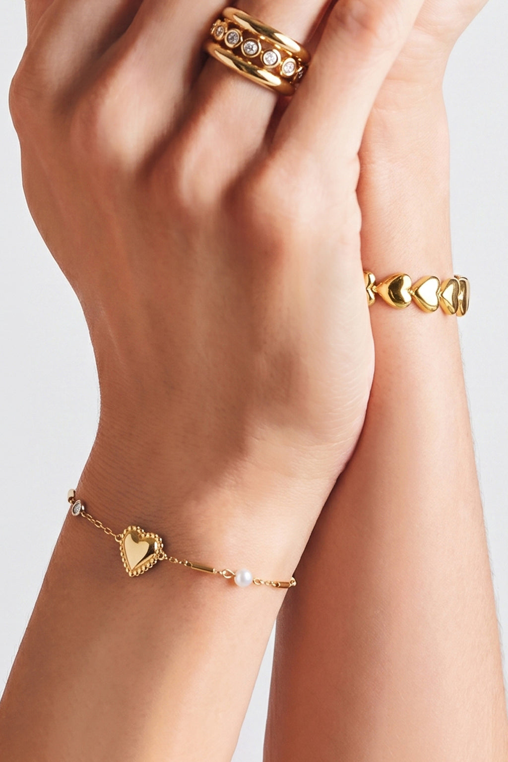 Bracelet orné de perles, de pierres et d'un cœur imposant