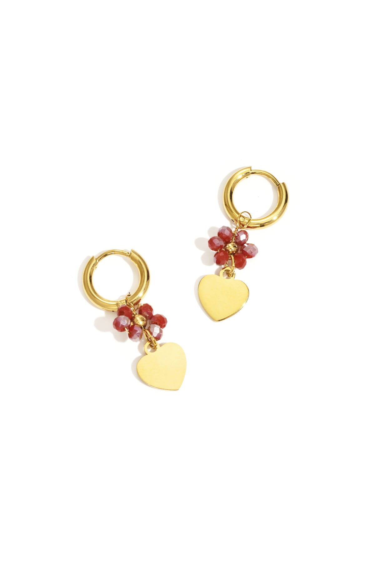 Boucles d'oreilles avec un cœur sur une fleur perlée