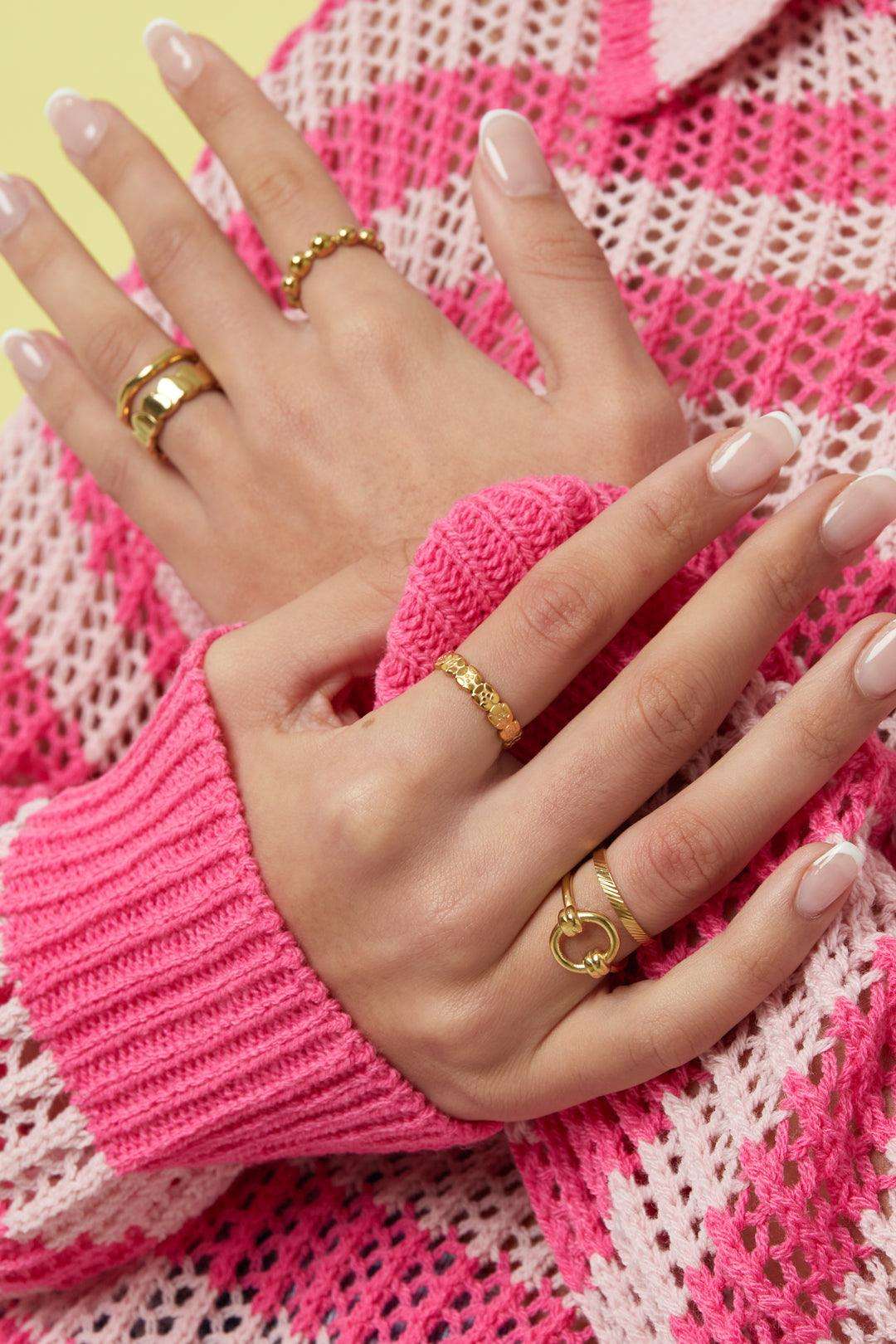 bague imposante en acier inoxydable or ornée de perles