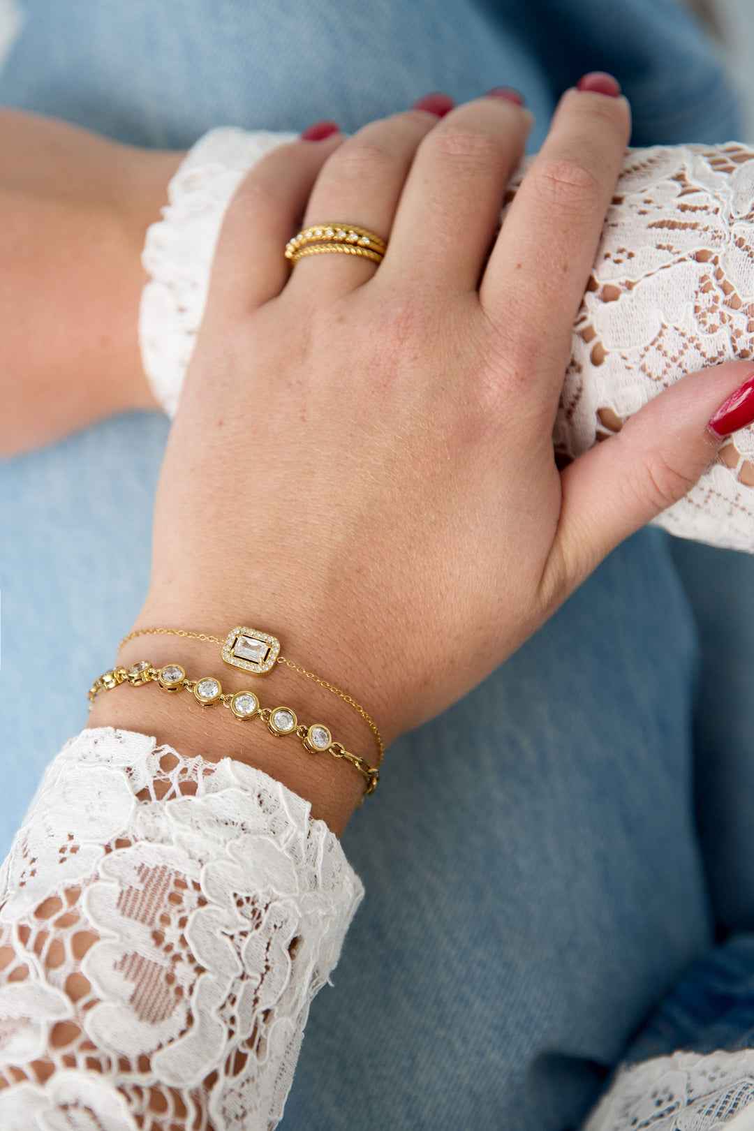 Bracelet Bijoumani doré en acier inoxydable avec breloque rectangulaire ornée de strass porté au poignet