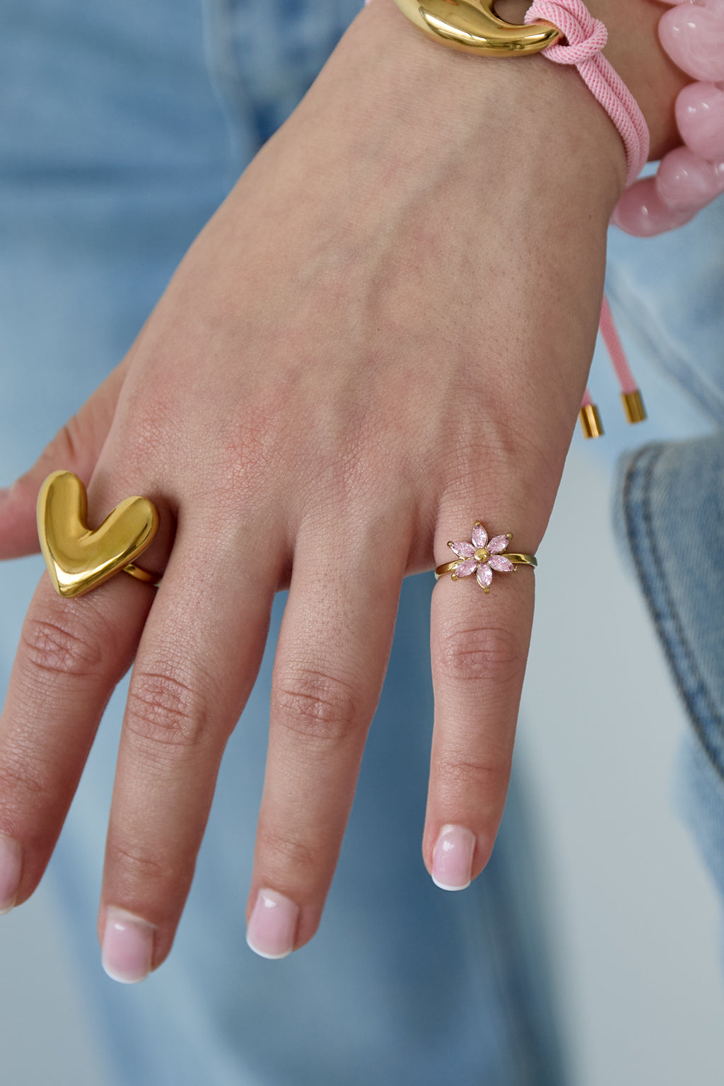 Bague ornée d'une fleur en strass