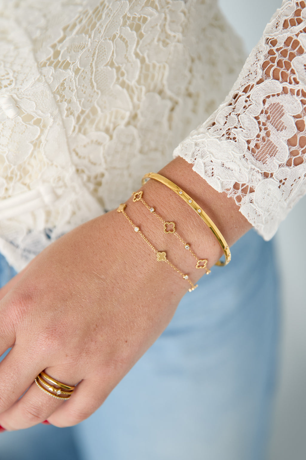 Bracelet orné de trèfles et de pierres rondes en oxyde de zirconium.