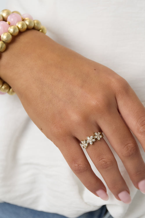Bague ornée de fleurs et de pierres