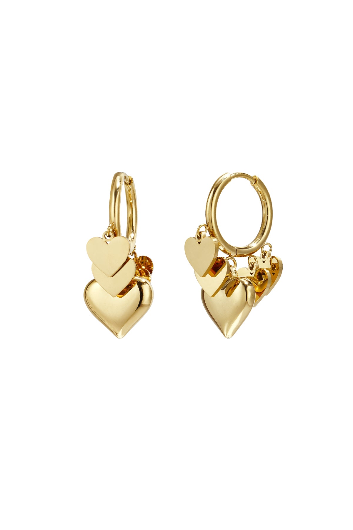 Boucles d'oreilles avec des pendentifs en forme de cœur de différentes tailles