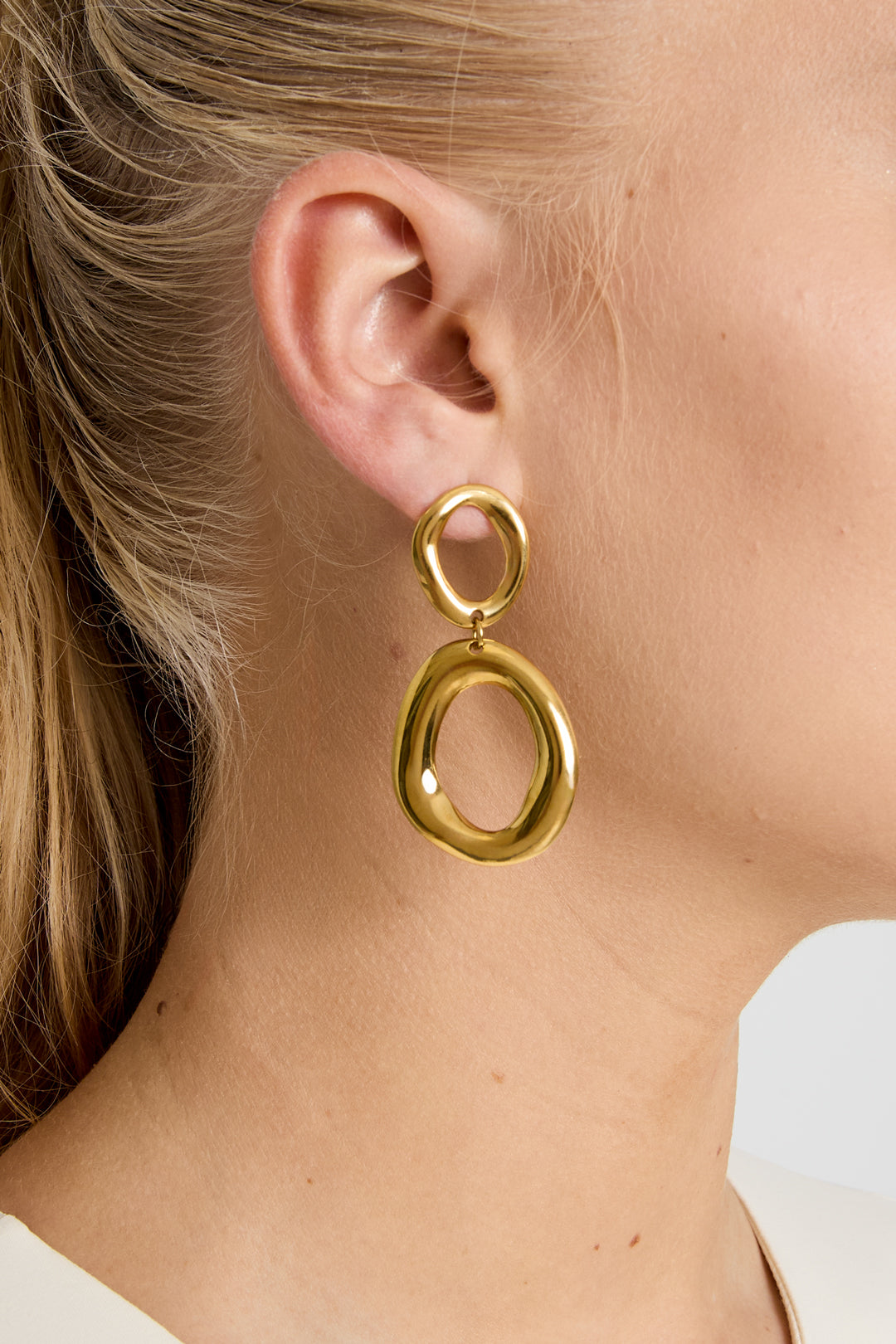 Boucles d'oreilles imposantes avec anneaux organiques