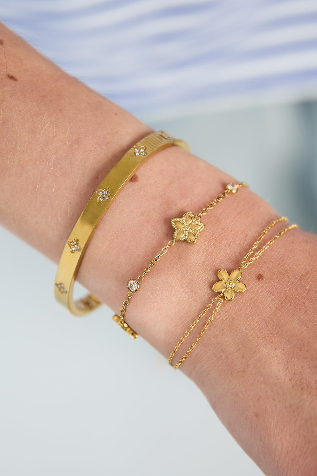 Bracelet orné d'un motif alterné de fleurs et de pierres