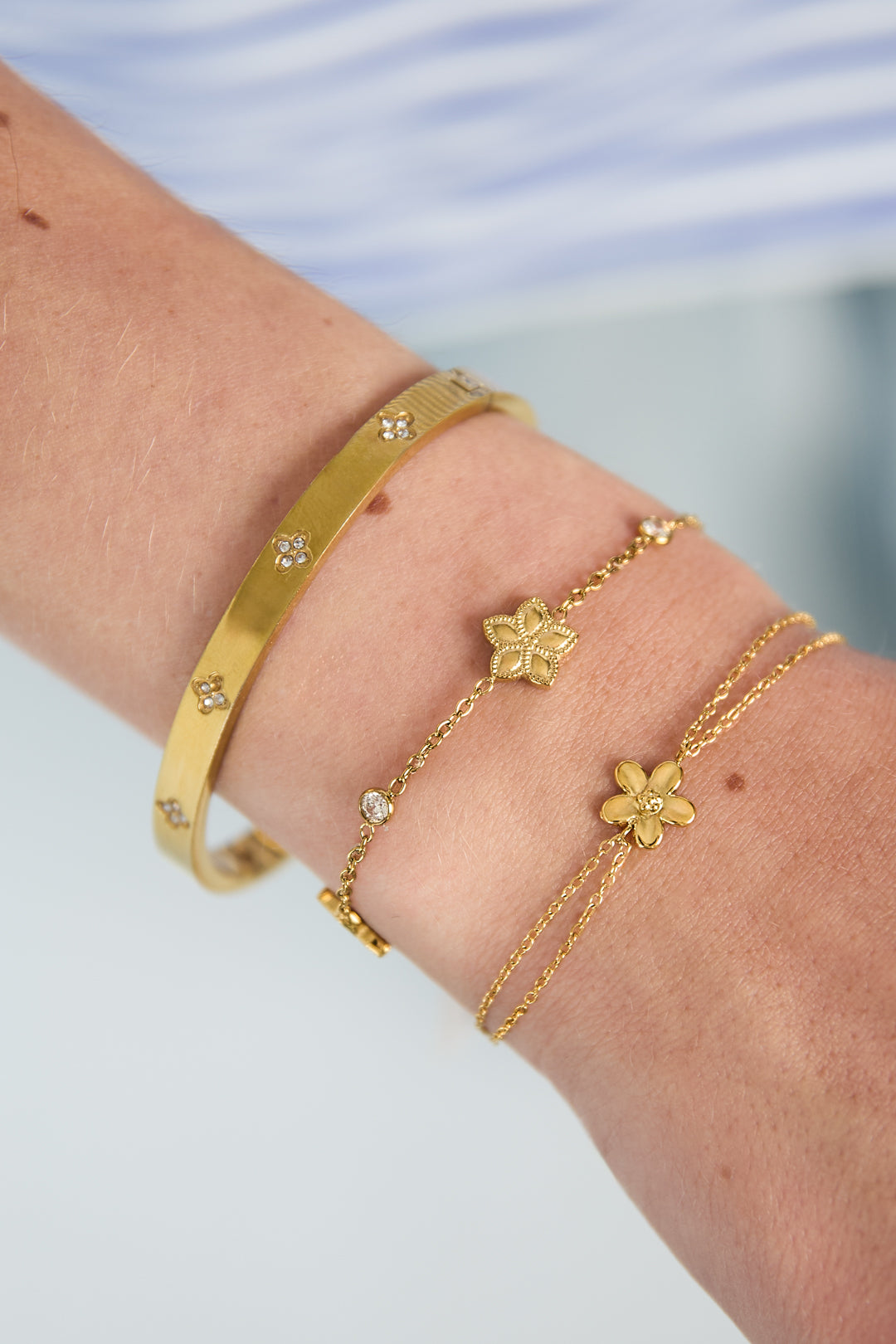 Bracelet orné d'un motif alterné de fleurs et de pierres