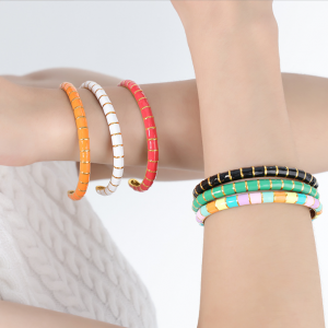 Bracelet en acier titane brillant aux couleurs vives