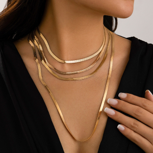 Collier ras du cou haut de gamme à plusieurs rangs.
