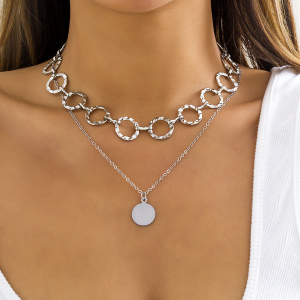 Collier double chaîne en métal perforée avec pendentif