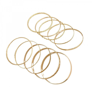 Ensemble de dix bracelets à effet ondulé et brillant.