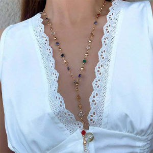 Collier à pendentif long imitation cristal coloré.