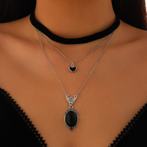 Collier pendentif Niche Love orné d'une chaîne en velours et de pierres précieuses