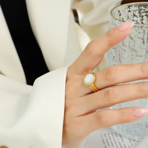 Bague en coquillage blanc