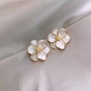 Boucles d'oreilles fleurs blanches