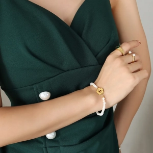 Bracelet en acier et perles en forme de fleur
